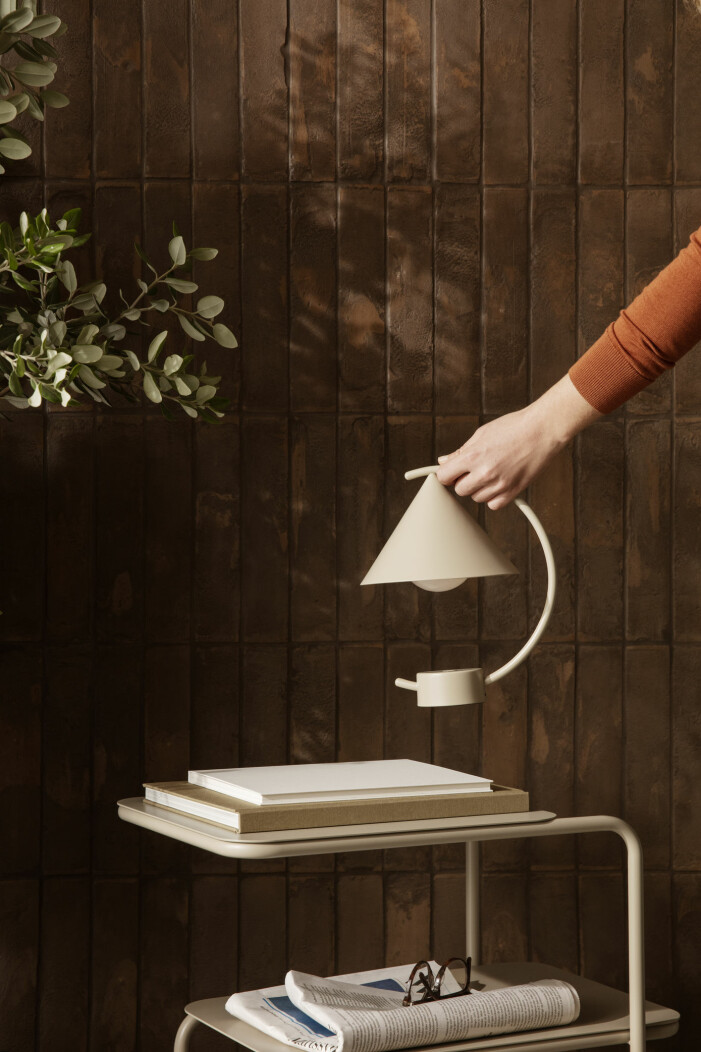 Nytänkande bärbar belysning, som du enkelt laddar upp och bär med dig i hemmet, är en bubblare som vi endast lär se mer av framöver. Foto: Ferm Living. Inredningstrender 2021, nytänkande belysning