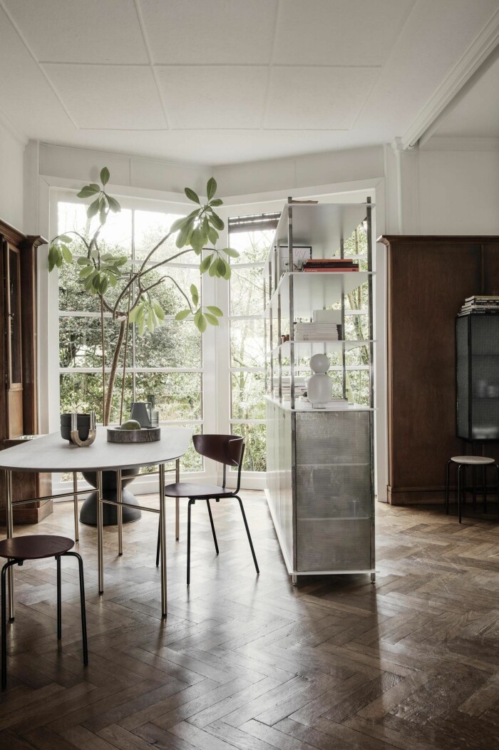 En bokhylla eller ett skåp kan dela av den öppna planlösningen och skapa fler rum i rummet. Foto: Ferm Living
