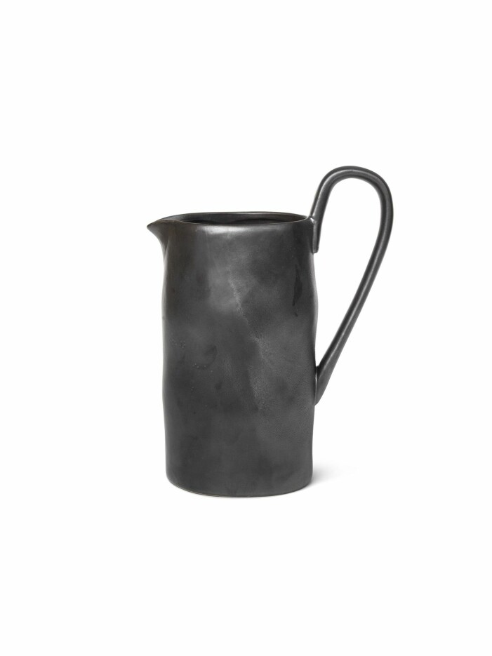 Komplettera den stilrena porslinskannan med muggar i samma serie. Svart kanna i porslin från Ferm living