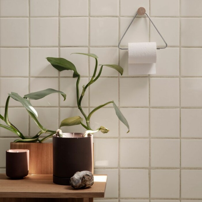 Små detaljer gör stor skillnad! Toapappershållare i ek och kromad metall från Ferm Living. Toapappershållare från Ferm Living