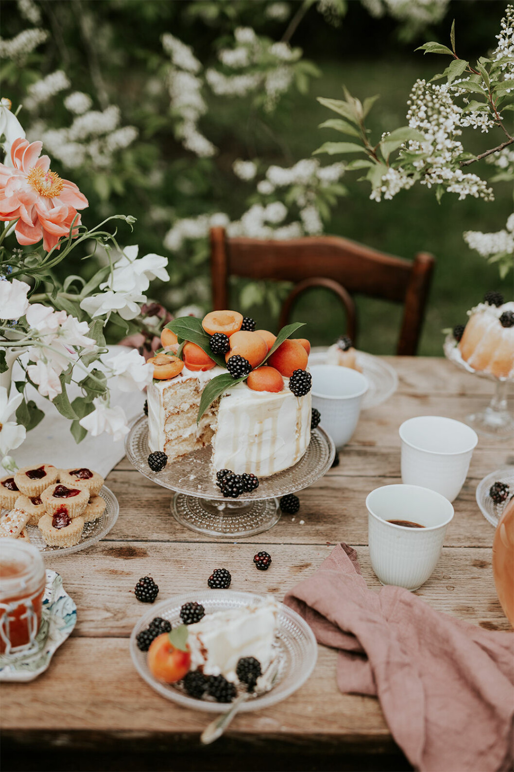 Foto: Cervera Festmiddag utomhus på sommaren med tårtfat