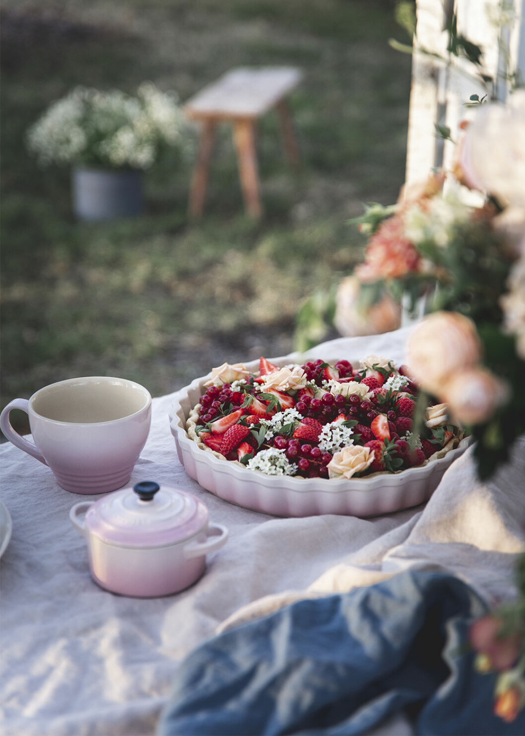 Foto: Cervera Pajform från Le Creuset fylld med blommor och bär