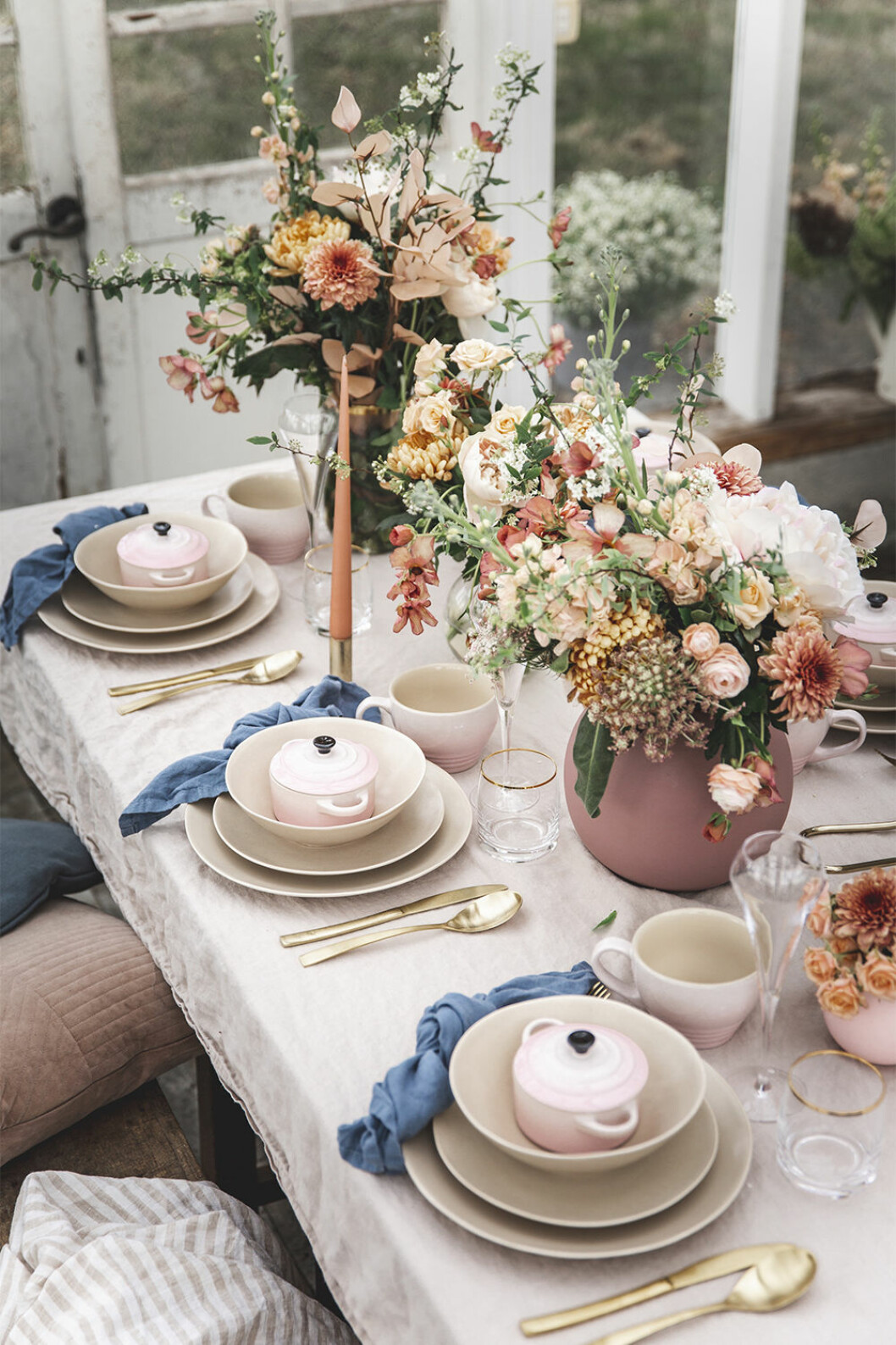 Foto: Cervera Fin dukning i rosa med detaljer från Le Creuset