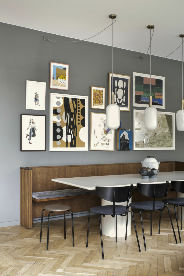 Matbordet kan förlängas genom att man tar in ett av borden från trädgården. Kökssoffan är platsbyggd av Københavns møbelsnedkeri och bordet har Trine designat och låtit producera. Konst av bland andra Anna Bjerger, Christoph Ruckhäberle, Alexander Tovborg och Leise Dich Abrahamsen. tavelkonst i kök
