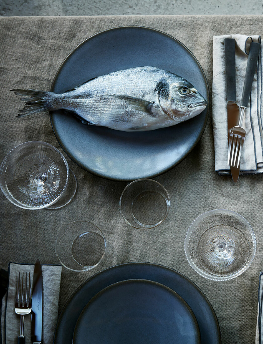 fisk på fat och linneduk