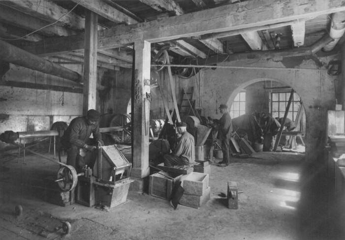 Bordsknivssliperiet i finsmidesfabrikens bottenvåning cirka 1920- eller 1930-talet. Fiskars fabrik cirka 1920- eller 1930-talet.