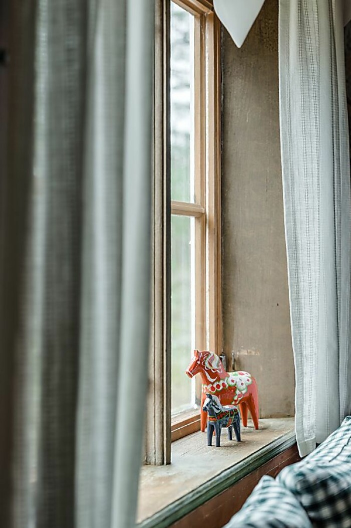 Vad passar inte bättre än en dalahäst i fönstret i en stuga i sann dala-anda?