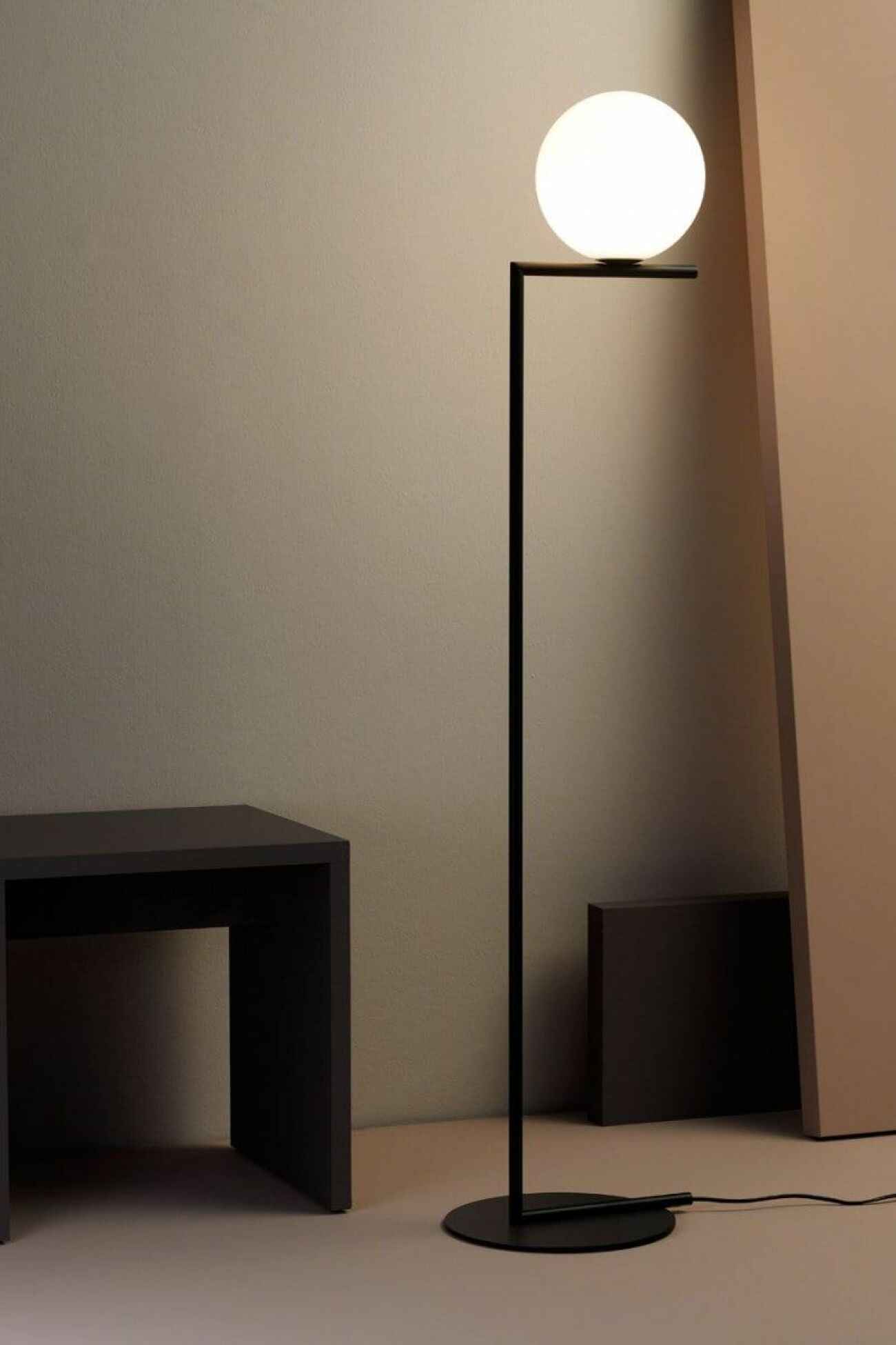 Golvlampan IC Lights från Flos är en stilsäker designklassiker