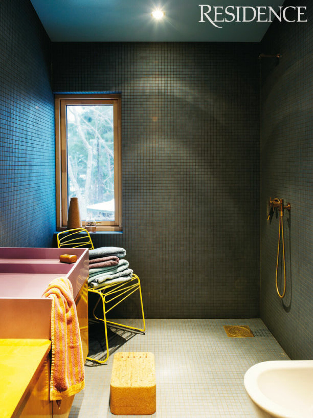 I badrummet överraskar ett gammalrosa corianhandfat som ritats av Daniel och tillverkats av CG Inredning. Mässingskranar från Vola, kommod i båtlackad björkplywood. Mosaiken på väggen och golvet är Mosaico Porcelanico från Höganäs. Bidén Subway, Villeroy & Boch. Korkpall från Conran Shop. Korkvasen i fönstret är en prototyp för Klong från Marginal Notes. Handdukar, NK Inredning, Magis-stol från Appartement.