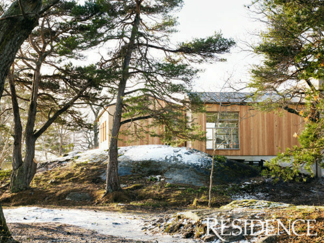Arkitekten Tore Axén ligger bakom ett par kända skolbyggnader i Stockholmstrakten, som han ritade under 1950- och 1960-talet. Huset på Älgö kom till tidigare, som familjens sommarvilla. När Jessica och Daniel köpte det var det i bedrövligt skick.
