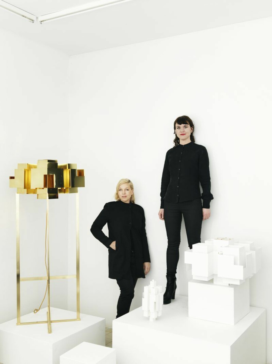 Chandra Ahlsell och Anna Holmquist får pris för Skyline. Örsjö belysning producerar sedan 2014, och snart utvecklades modellen till en familj med golv- och vägglampor och lampetter.
