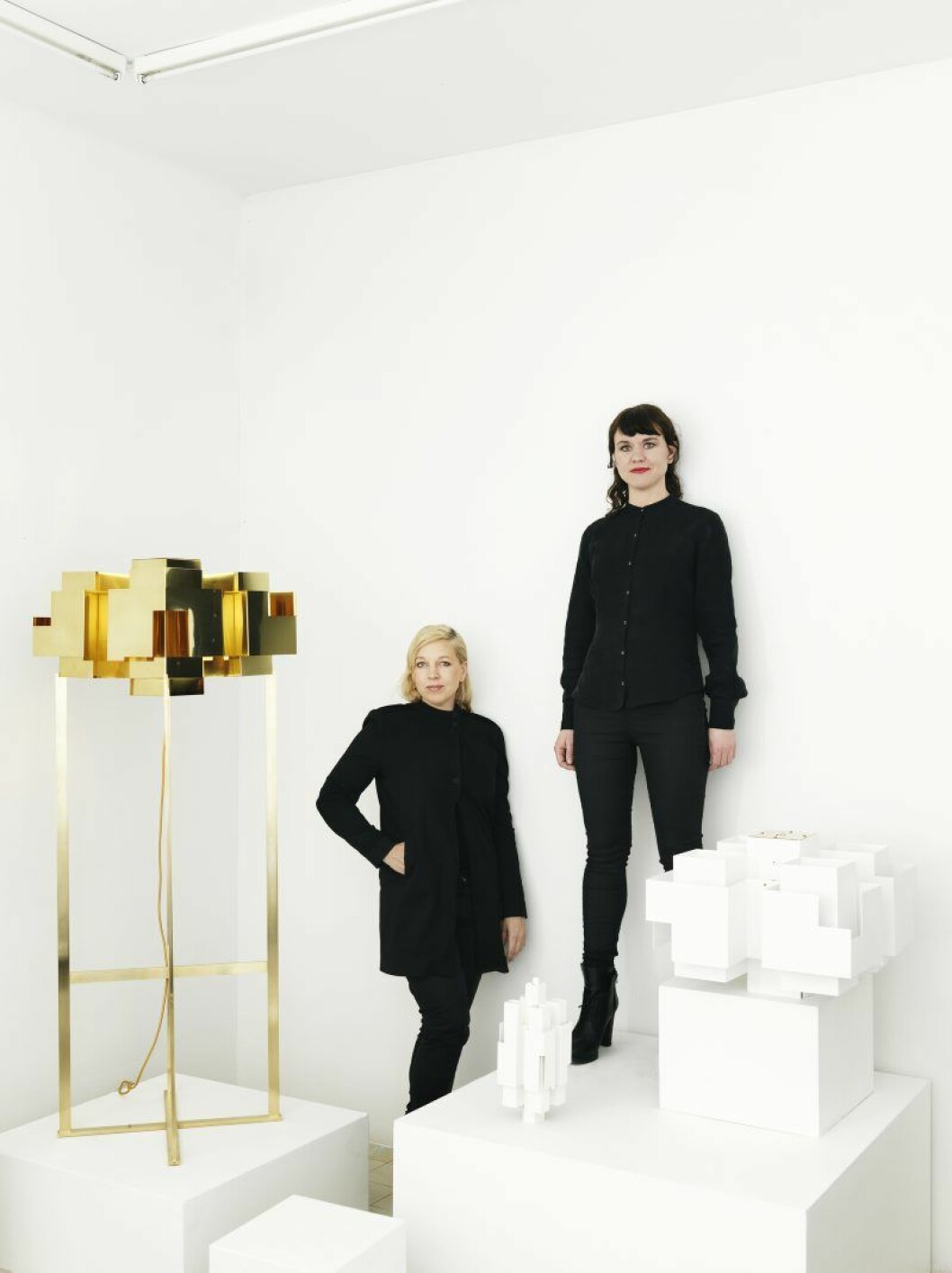Chandra Ahlsell och Anna Holmquist får pris för Skyline. Örsjö belysning producerar sedan 2014, och snart utveckladesmodellen till en familj med golv- och vägglampor och lampetter. Chandra Ahlsell och Anna Holmquist får pris för Skyline. Örsjö belysning producerar sedan 2014, och snart utvecklades modellen till en familj med golv- och vägglampor och lampetter.