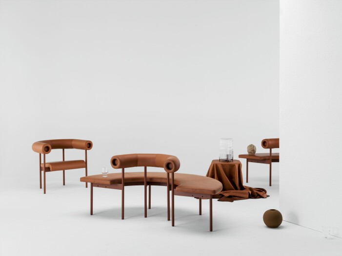 Serien Font med fåtöljer och soffor och bänkar gjordes först för Nationalmuseum. Producent Offecct. Foto: Björn Ceder Serien Font för Offecct med sina böjda former