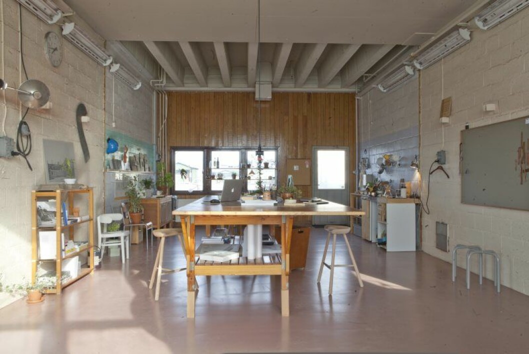 Förutom att rita privatvillor och fritidshus så renoverar Skälsö arkitekter även äldre byggnader, ritar inredning till restauranger samt föreläser på de stora arkitekturhögskolorna.