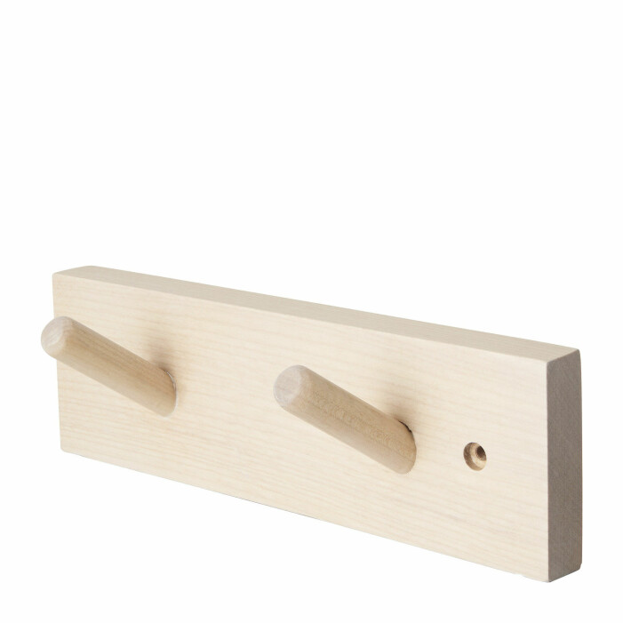 Knoppbräda för väskor, 105 kr, Iris hantverk/Åhléns. <a target="_blank" href="https://in.ahlens.se/t/t?a=1136856392&as=1213658102&t=2&tk=1&epi=cvm-forvaring&url=https://www.ahlens.se/Inredning/organisera/krokar-15074/iris-hantverk-knoppbrada-19-2x7-5x5-5-cm-90225182/">Knoppbrädan kan du köpa här.</a> Garderob förvaring knoppbräda