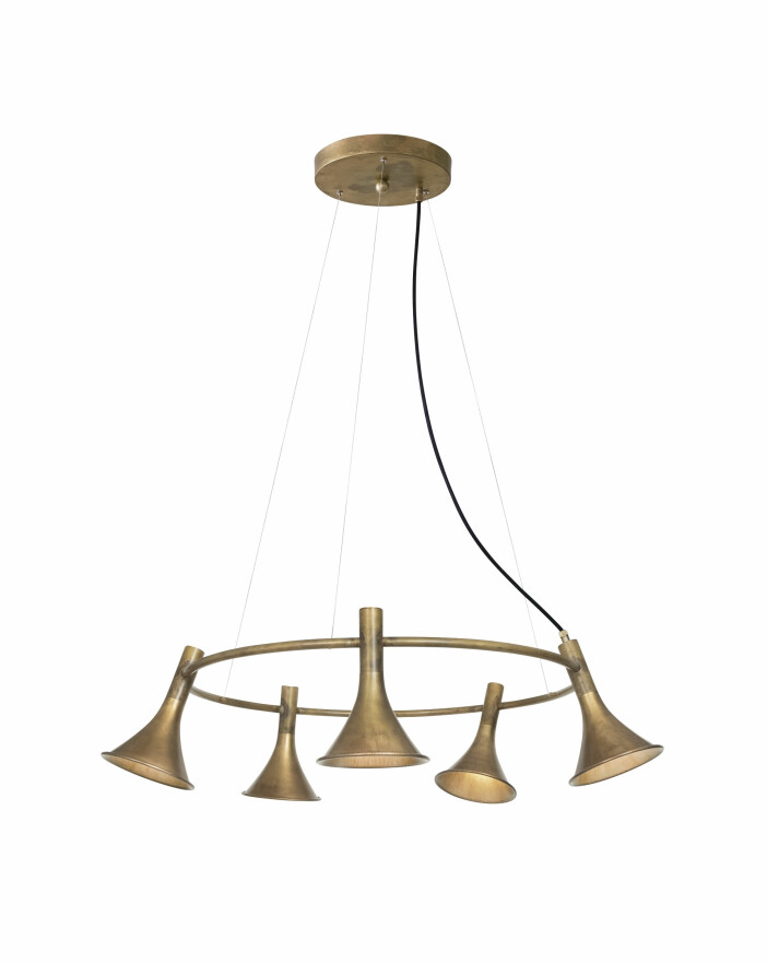 Smart belysning är förstås viktigt! Och den får gärna vara fin att titta på. Vacker lampa i mässing Megafon, 11 000 kr, Konsthantverk. Förvaring garderob belysning