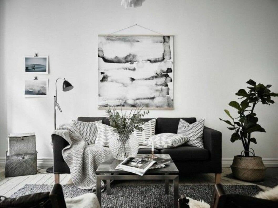 Mörka möbler och andra föremål blir fina accenter mot den i övrigt ljusa färgpaletten. Foto Jonas Berg3