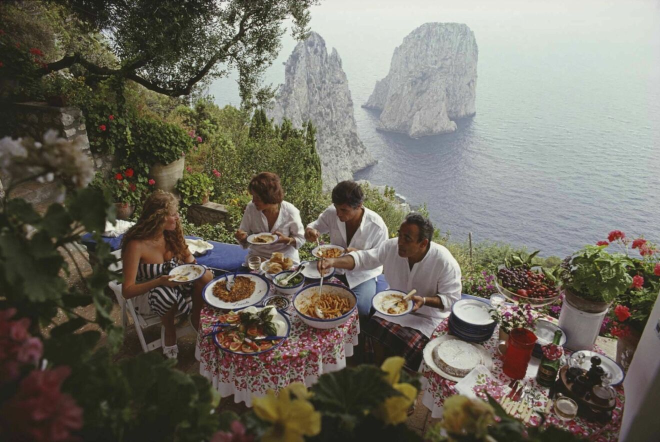 Fotokonst tavla 51x76cm, 4 500:-, Slim Aarons Dining al Fresco on Capri, Mariella.