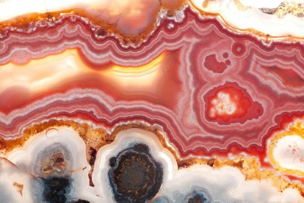 Agatstenen levererar en perfekt färgkarta över höstens trendnyanser: senap, rosa, aprikos. agate mineral sample