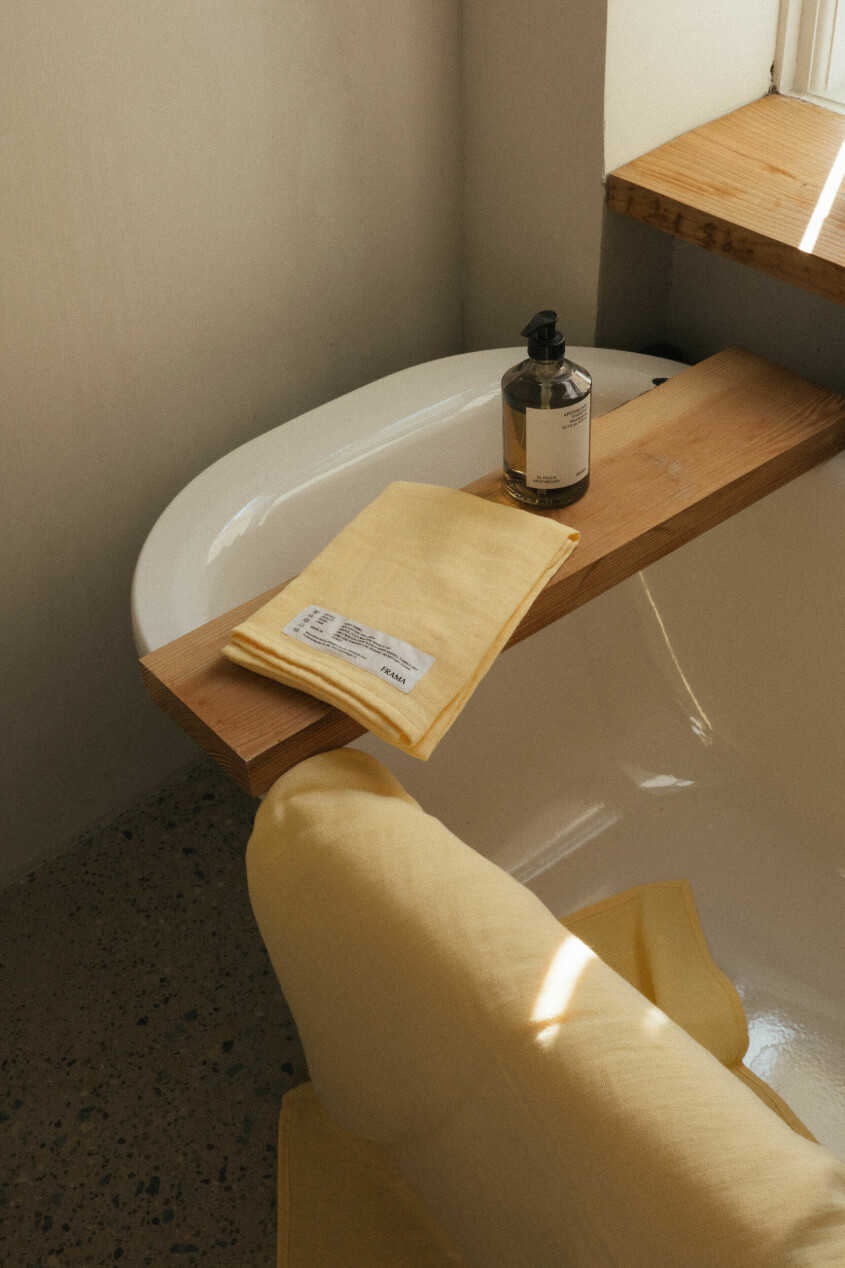 Förtjust i färgklickar? Skapa upplyftande kontrast med poppiga badrumstextilier. Foto: Frama. Vanliga missar badrumsrenovering, våtrumsintyg
