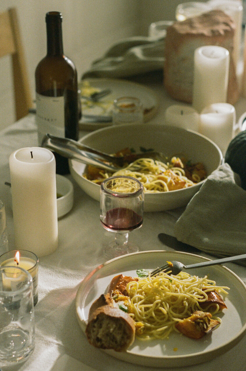 <span class=" bold" data-lab-bold_desktop="bold">Tips!</span> Låt levande ljuskällor skapa svårtoppad stämning runt middagsbordet. Foto: Frama. Inredning enligt stjärntecken, vågen belysning