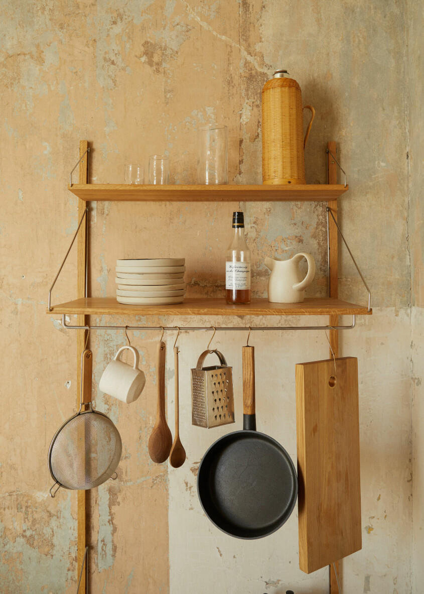 Vill du maximera köksförvaringen på en mindre yta? Kombinera den klassiska hyllan med hängande element. Foto: Frama. Vanliga missar köksrenovering, förutsättningar