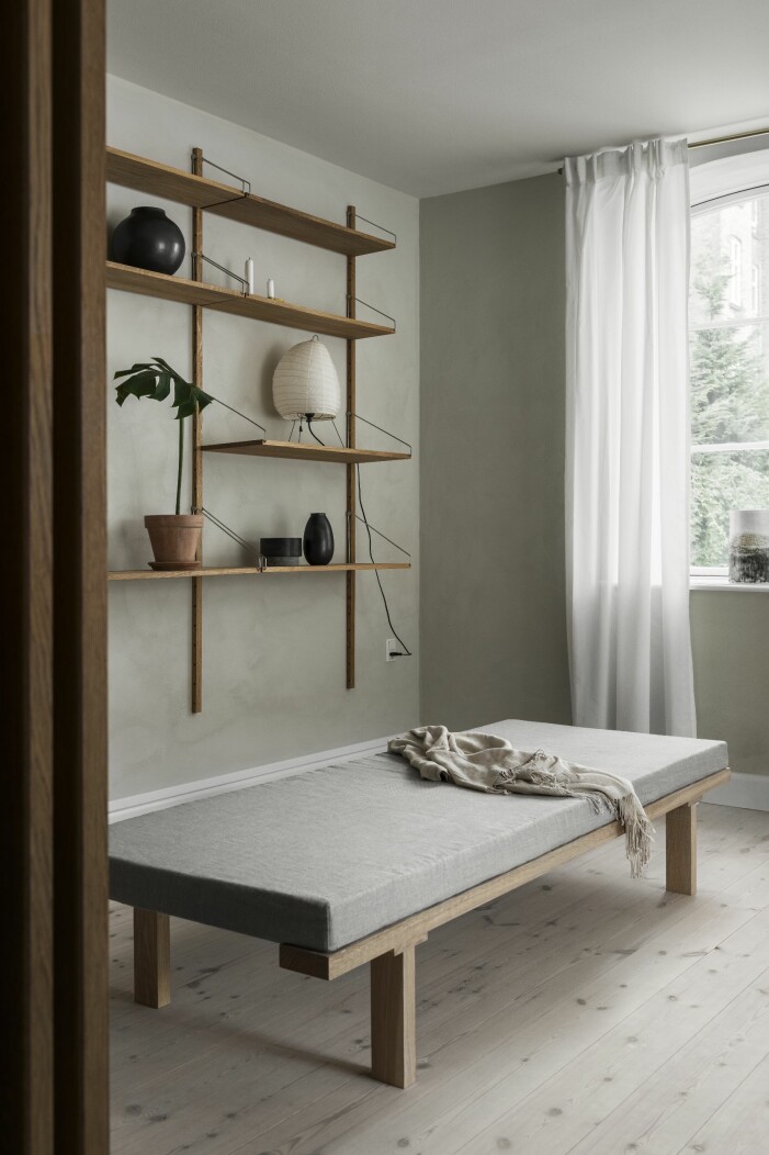 Eftersom beställarna är stora fans av Frama så hittar man flera av deras möbler i hemmet, till exempel deras dagbädd och hyllsystemet Shelf som står bredvid varandra i arbetsrummet. dagbädd