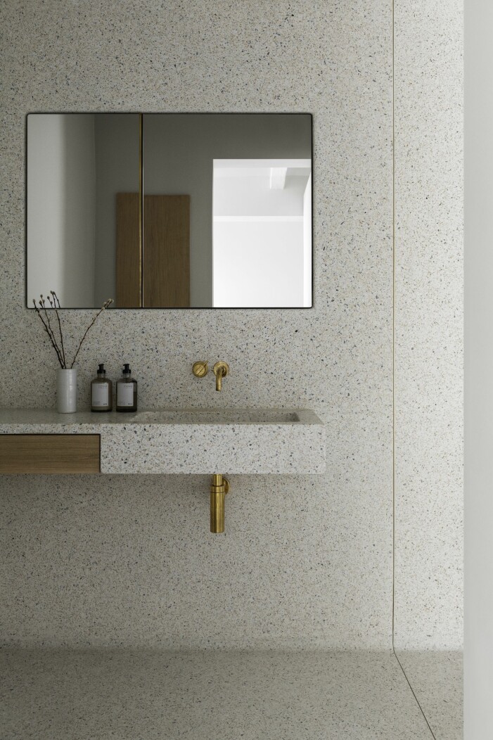 Cassandra är själv mest nöjd med badrummet som är klätt i småstenig terrazzo. Renoveringen av badrummet var det största ingreppet i huset. Badrum i terrazzo
