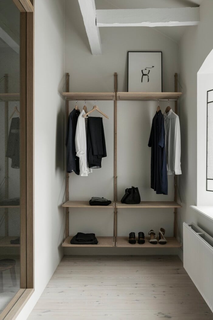 Den lyxiga klädkammaren är inredd med Framas Shelf-hyllor i ek. klädkammare