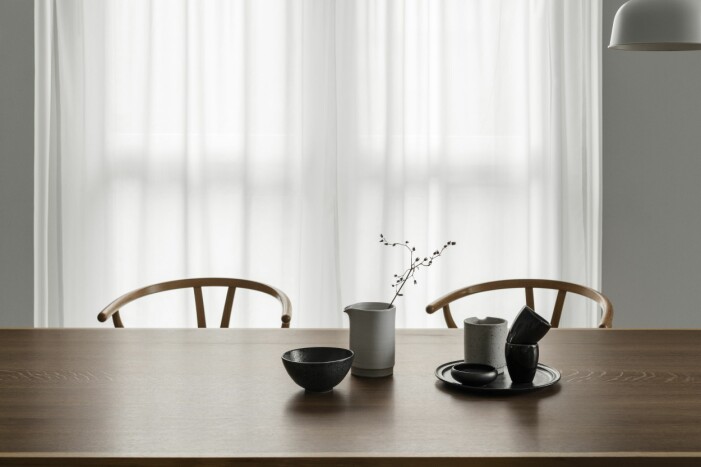 Inredningen skvallrar om vilket land man befinner sig i. I matsalen står ett bord av Köpenhamns möbelsnickeri mellan Wegners klassiska Y-stolar. På bordet delar ur Framas Otto-servis.