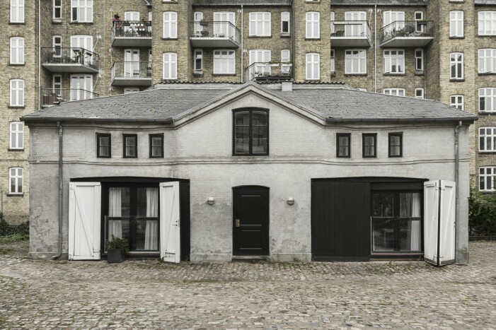 Huset ligger på en lugn innergård. Stallhus