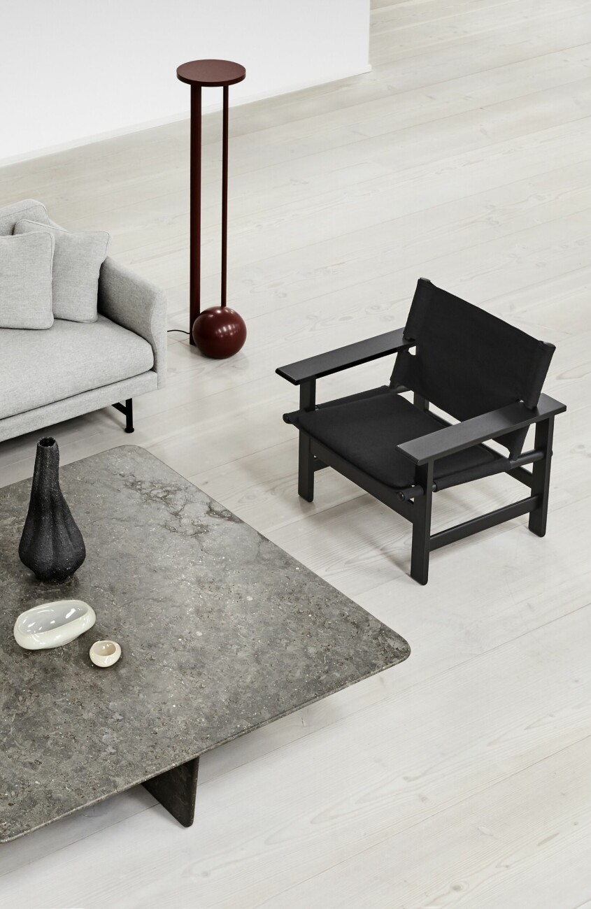 <span class=" bold" data-lab-bold_desktop="bold">Tips!</span> Det finns många sätt att integrera svart på, från bordsben till belysning. Foto: Fredericia. Inred med japandi, japandi vardagsrum, svarta möbler