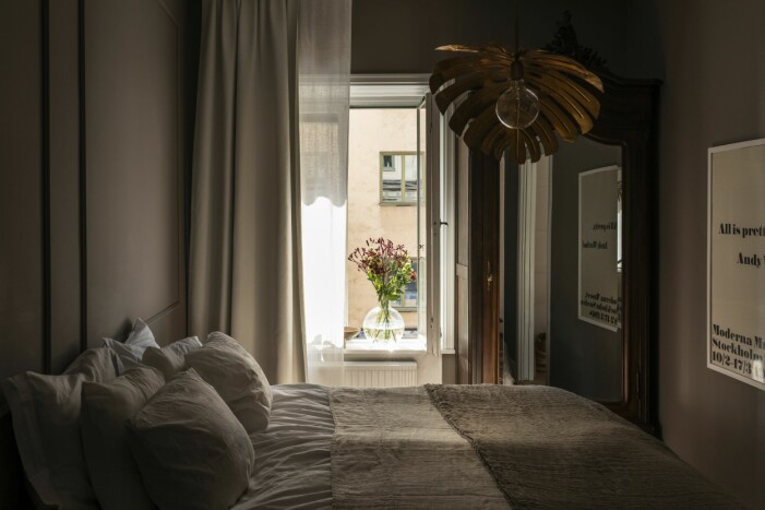 Båda överkasten från Himla, lampa, antik, i fönstret Pallo av Carina Seth Andersson. Fridas sovrum.