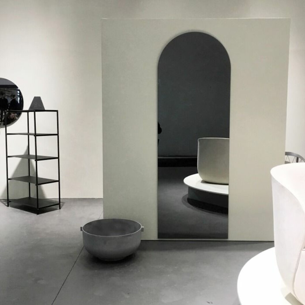 Pizzavalvsliknande spegel i Friends and Founders monter på Stockholm Furniture Fair på möbelmässan i februari.