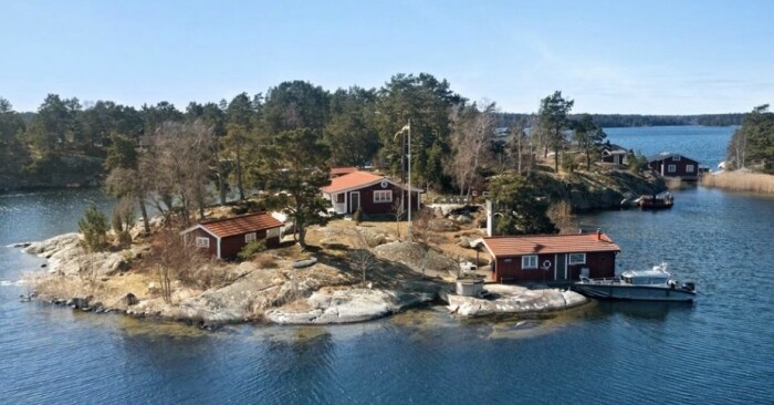 Fastigheten Svartsö Införvarv 110, Gällnöby ligger på en egen udde i Stockholms mellersta skärgård. Fritidshus på egen udde till salu gällnöby bild från ovan