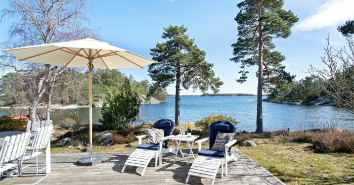 Här kan man spendera slappa sommardagar! Fritidshus på egen udde till salu gällnöby altan vid vattnet