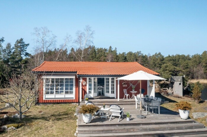 Litet men härlig fritidshus. Fritidshus på egen udde till salu gällnöby huset