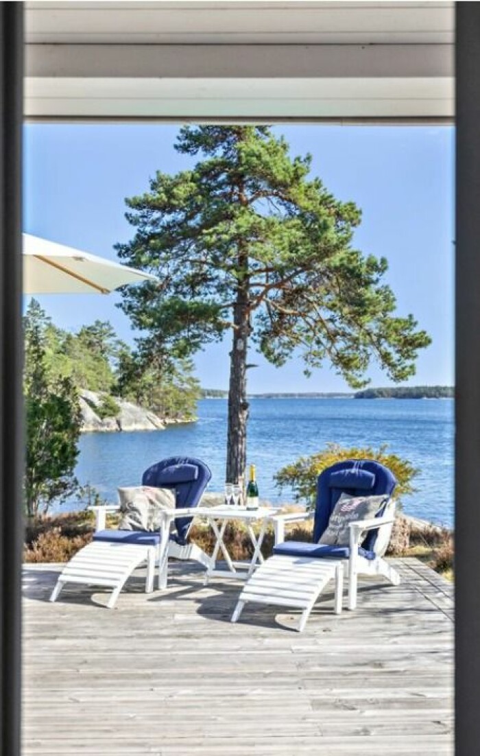 Bara några steg från vattenbrynet ligger altanen, perfekt för sol och bad. Fritidshus på egen udde till salu gällnöby terrass