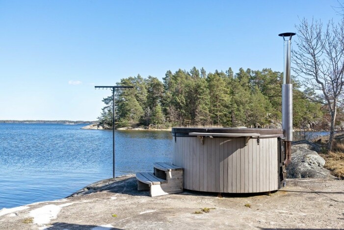 En sval sommarkväll kan det vara härligt att ta ett dopp i den värmande badtunnan. Fritidshus på egen udde till salu gällnöby badtunna