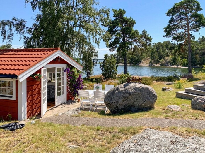 Gäststugan har tillgång till en alldeles egen liten bordsgrupp. Fritidshus på egen udde till salu gällnöby gästhus vid vattnet