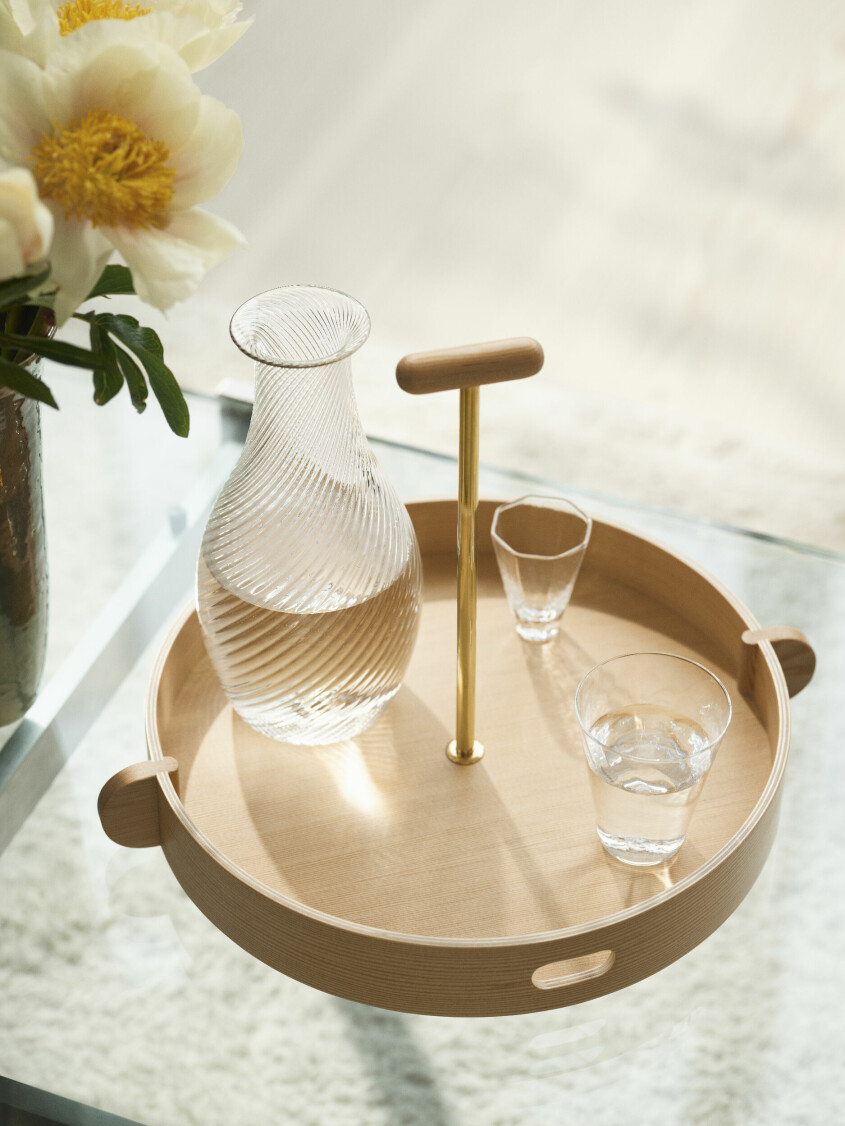 <span class=" bold" data-lab-bold_desktop="bold">Tips!</span> Piffa upp brickan och förstärka den livfulla känslan med diskreta inslag av skimrande metall. Foto: Fritz Hansen. Inred med japandi, japandi vardagsrum, bricka