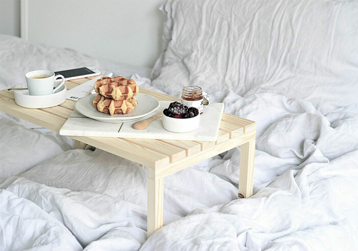 Foto: <a href="https://yourdiyfamily.com/2017/11/love-breakfast-in-bed-this-diy-breakfast-in-bed-table-is-all-you-need/" target="_blank" rel="noopener">Your DIY Family</a>. Så enkelt gör du en snygg frukostbricka i trä