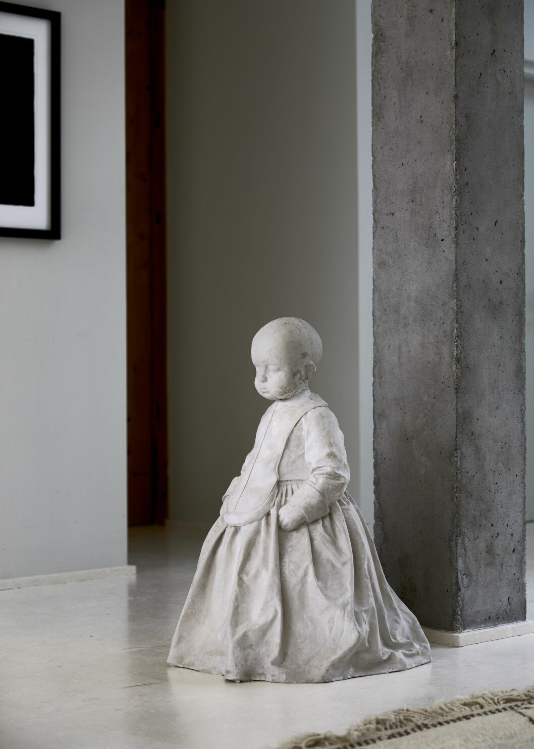 »Jag tycker att barnet representerar något oskuldsfullt som är intressant, inget är heligt förutom barnen«, säger Charlotte. Modell av hennes konstverk In Waiting, 2009. Konst av Charlotte Gyllenhammar i hemmet på Ibiza.