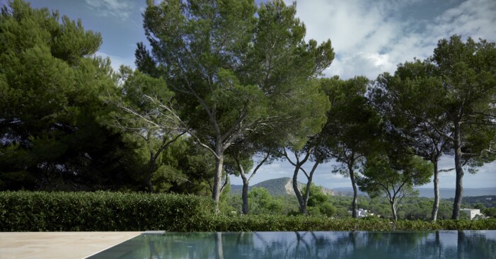 Pool med spegelblankt vatten och oslagbar utsikt. Infinitypool med utsikt hemma hos Charlotte Gyllenhammar på Ibiza.