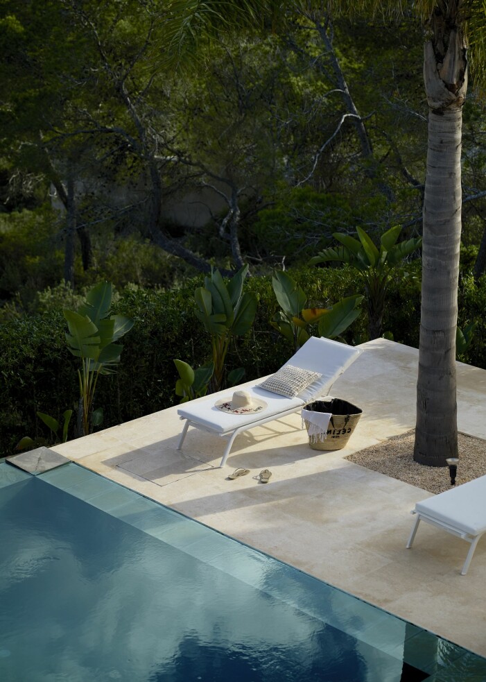 Det är varmt långt in på hösten och familjen brukar ligga vid poolen i den ljumma brisen, berättar Charlotte. Även runt jul kan det vara behagligt. Infinitypool och solstol hemma hos Charlotte Gyllenhammar på Ibiza.