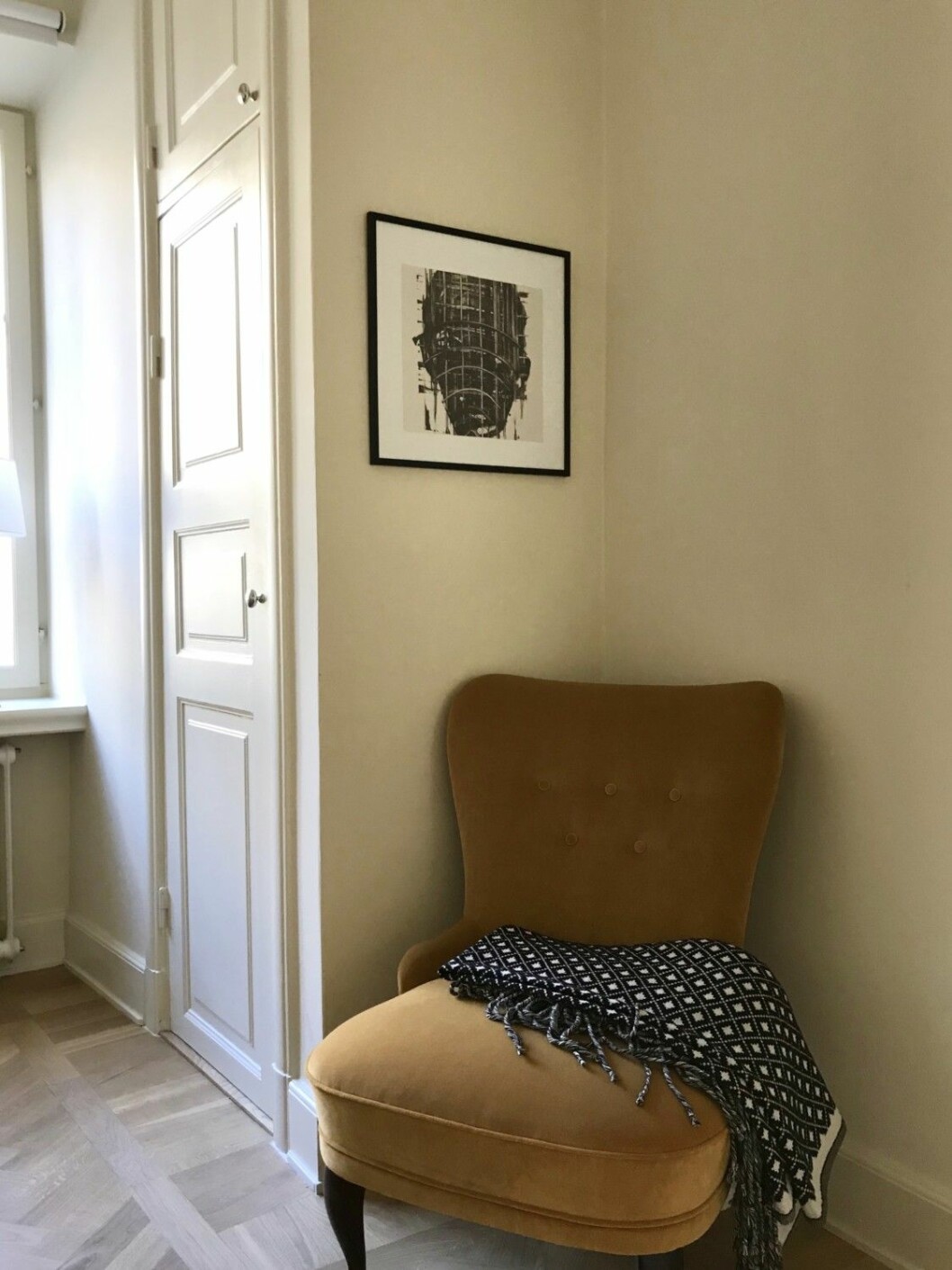 Ton i ton med kontraster som får möbler och inredning att stå ut. Ton i ton med väggfärg och fåtölj.