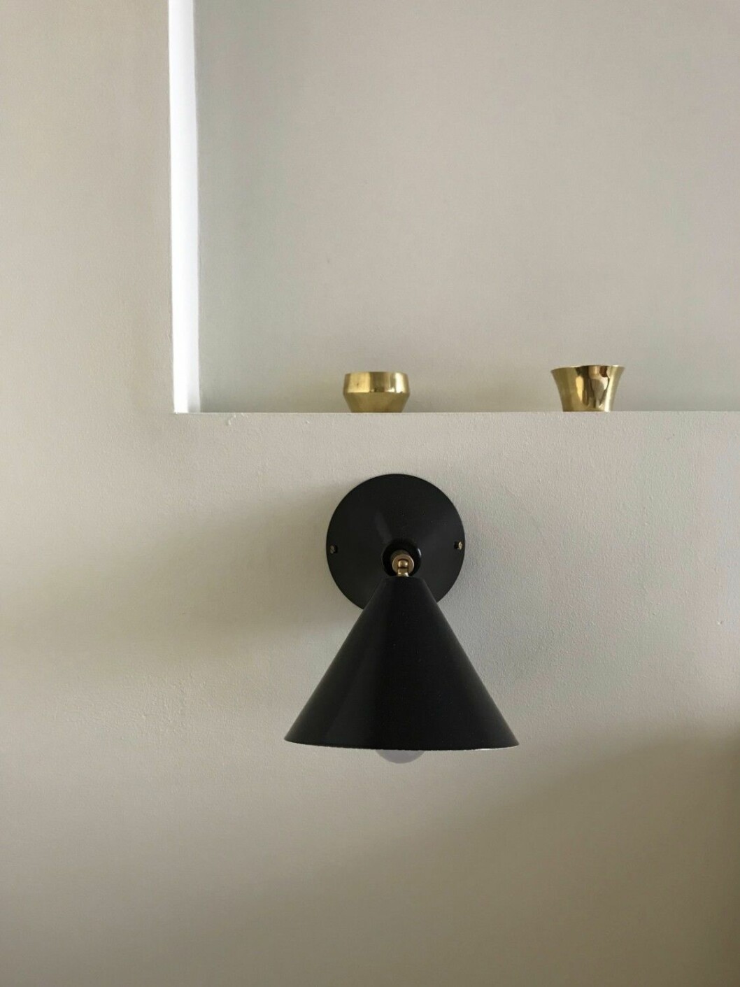 Vägglampa från Areti fungerar som sänglampa hemma hos Camilla. Vägglampa från Areti i svart fungerar som sänglampa.