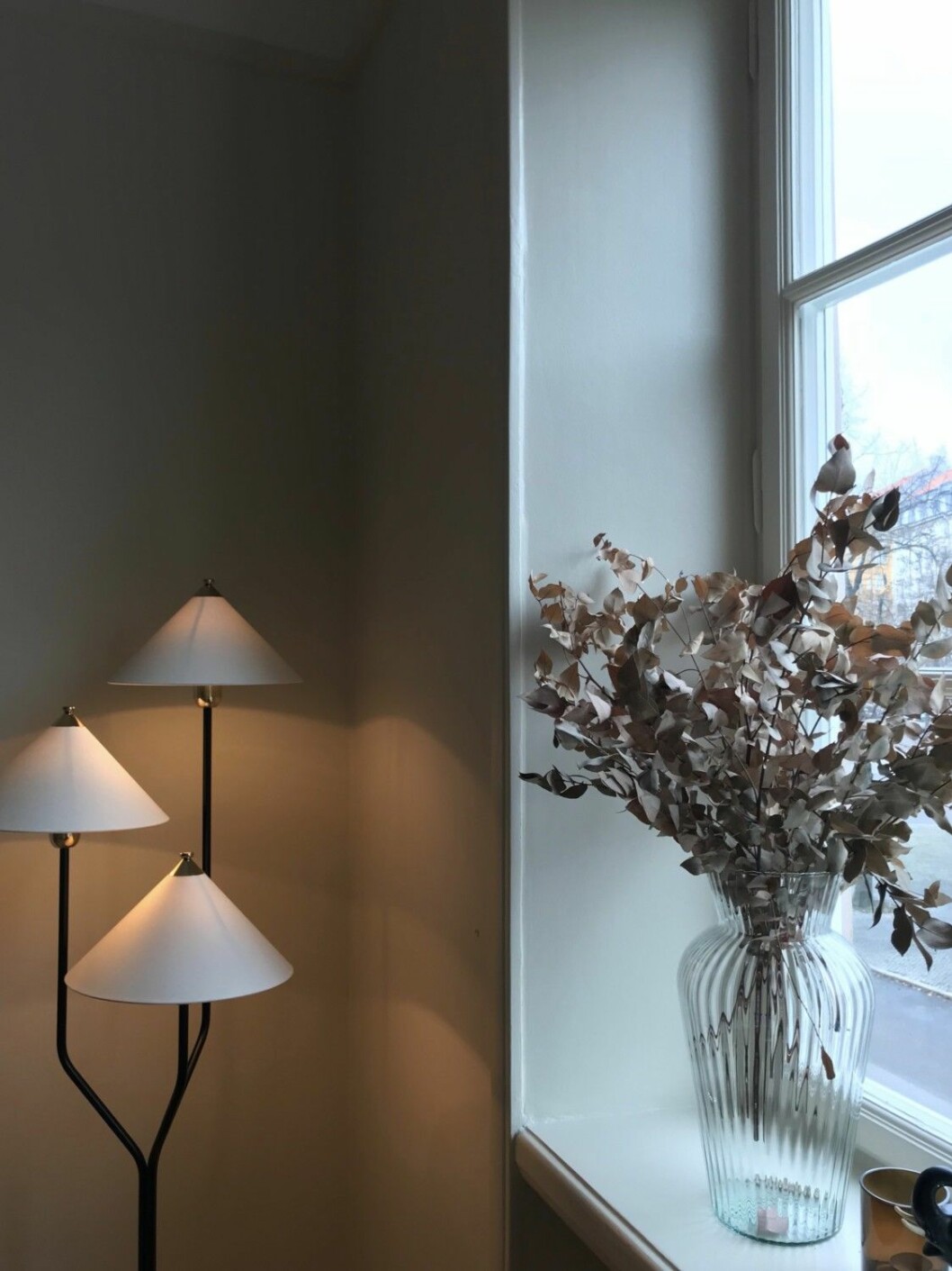 Kinalampan från Svenskt Tenn är en favorit hemma hos Camilla. Här tillsammans med torkad eucalyptus. Svenskt Tenns Kinalampa och torkade eucalyptus.
