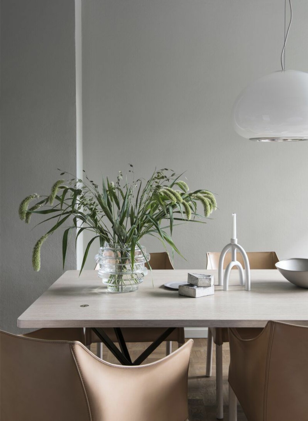 <br>Matbord, No early birds av Per Söderberg, karmstolar, Jasper Morrison för Cappellini. Lampan Black & white, Flos. Vas Vako Vatten 260 från Smaelta, Garbo Interiors. Ljusstake Arcus av Pia Törnell, Asplund. Stor grå skål av Rina Menardi, NK Inredning. Matbord, No early birds av Per Söderberg, karmstolar, Jasper Morrison för Cappellini. Lampan Black & white, Flos. Vas Vako Vatten 260 från Smaelta, Garbo Interiors. Ljusstake Arcus av Pia Törnell, Asplund. Stor grå skål av Rina Menardi, NK Inredning.