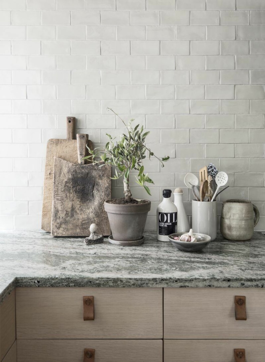 Köket är ritat av Jordens arkitekter. Färgen på kaklet och den specialbeställda bänkskivan har inspirerats av husets rikliga inslag av kolmårdsmarmor. Vintage skärbrädor, Garbo Interiors. Keramik salladsbestick från Serax, Asplund. Spräcklig sked, Merci i Paris. Köket är ritat av Jordens arkitekter. Färgen på kaklet och den specialbeställda bänkskivan har inspirerats av husets rikliga inslag av kolmårdsmarmor. Vintage skärbrädor, Garbo Interiors. Keramik salladsbestick från Serax, Asplund. Spräcklig sked, Merci i Paris.